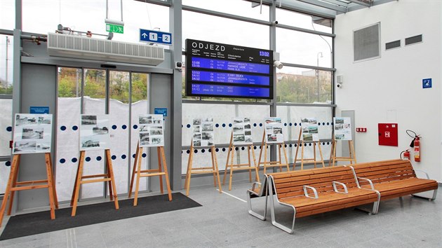 Oteven nov vpravn budovy eleznin stanice Karlovy Vary.