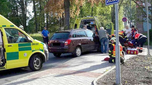 idi srazil v ask Tylov ulici ped zkladn kolou dv dti a dv eny.