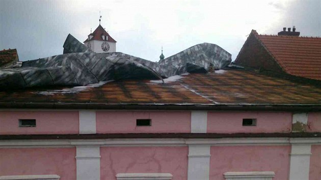 Vtr strhl stechu domu ve Strnici na Hodonnsku (13. kvtna 2017).