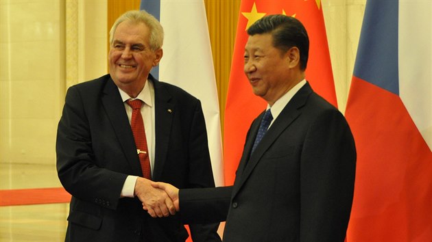 Prezident R Milo Zeman (vlevo) se v Pekingu seel se svm nskm protjkem Si in-pchingem (12.5.2017)