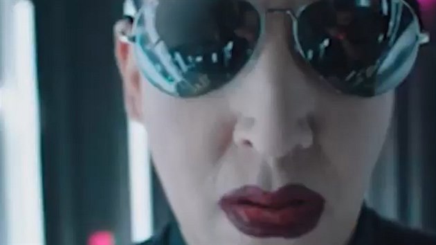 Marilyn Manson v upoutvce na British Fashion Awards