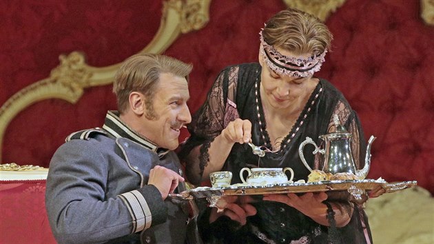 Gnther Groissbck jako baron Ochs a Elina Garana jako Oktavin pevleen za komornou v inscenaci Straussova Rovho kavalra