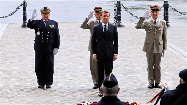 Emmanuel Macron pi ceremonilu u Vtznho oblouku (14. kvtna 2017)