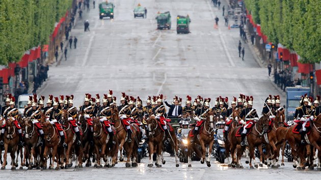 Macron pi pjezdu k Vtznmu oblouku (14. kvtna 2017)