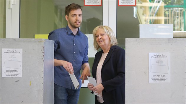 Hlasovn ve spolkov zemi, kter je s tm s 18 miliony obyvatel v rmci Nmecka nejlidnatj, je zrove poslednm klovm testem ped parlamentnmi volbami v z (14. kvtna 2017)