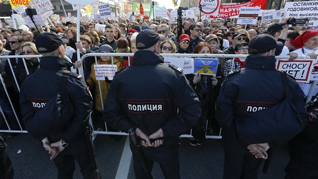 V Moskv vylo do ulic deset tisc lid. Vad jim plnovan demolice dom (14. kvtna 2017)