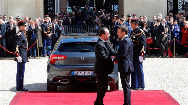 Francois Hollande  pedv prezidentsk ad Emmanuelu Macronovi. Pot nasedne do DS5 a odjede.