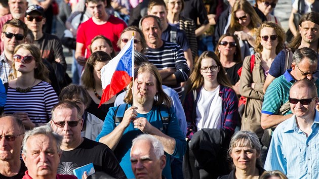 Lid pokrauj v demonstraci proti Andreji Babiovi a Miloi Zemanovi na Hradanskm nmst (11. kvtna 2017).