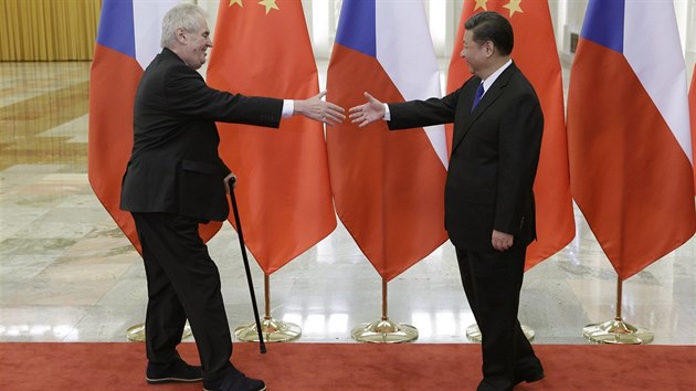 Prezident Milo Zeman se v Pekingu seel se svm nskm protjkem Si in-pchingem (12. kvtna 2017).