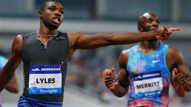 Amerian Noah Lyles (vlevo) slav vtzstv na dvoustovce na mtinku Diamantov ligy v anghaji.