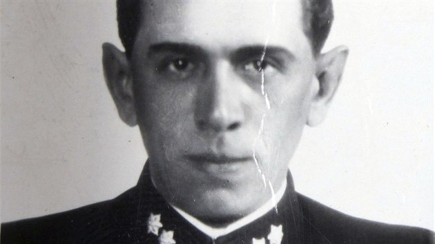 Jedenaticetiletho policistu Pavla Korbka zavradili nacist v kvtnu 1945. Jeho
mrtvolu vyptral kamard Frantiek Draan (na snmku) a rok po vlce.