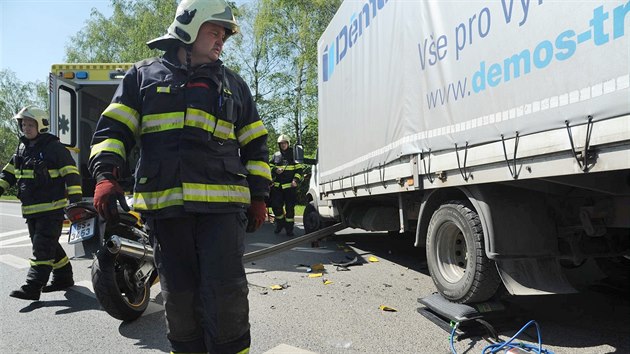 Hasii a zchrani zasahuj u nehody motorkky v Kutnohorsk ulici.