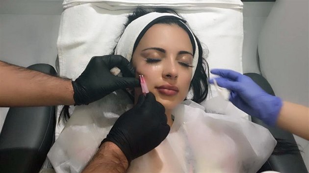 Brazilsk modelka Jennifer Pamplona je jednou z tch, kdo v touze po dokonalm vzhledu podstupuj bizarn plastick operace.