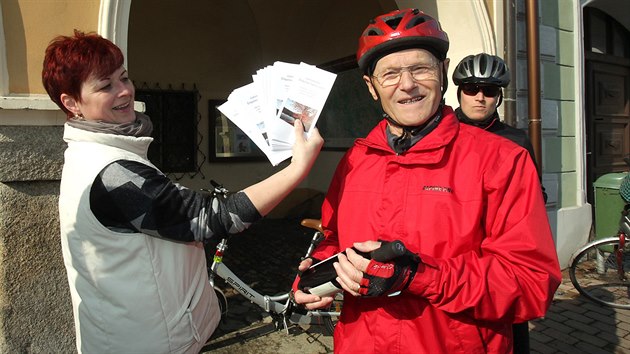 V Netolicch slavnostn oteveli cyklostezku tpnka Netolickho. Trasu vymyslel tiasedmdestilet Vojtch vec (na snmku).