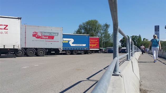 Odstavn plocha na Dlouh louce v eskch Budjovicch slou jako odpovalo pro kamiony.