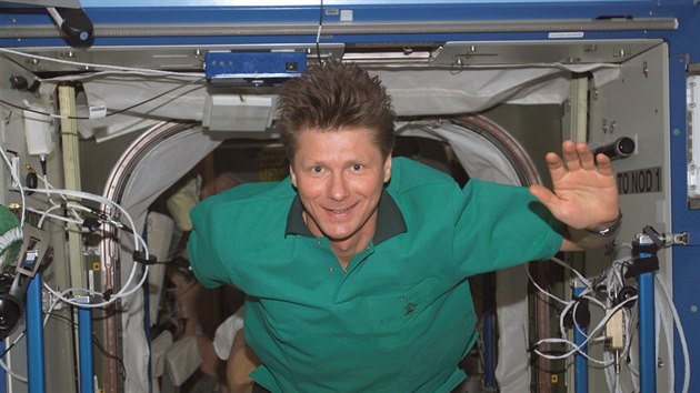 Genadij Padalka na ISS v dubnu 2004. V té dob byl velitelem Expedice 9.