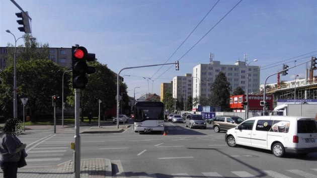 Auto vjelo do kiovatky, idi ujel. V autobusu se zranilo est lid.