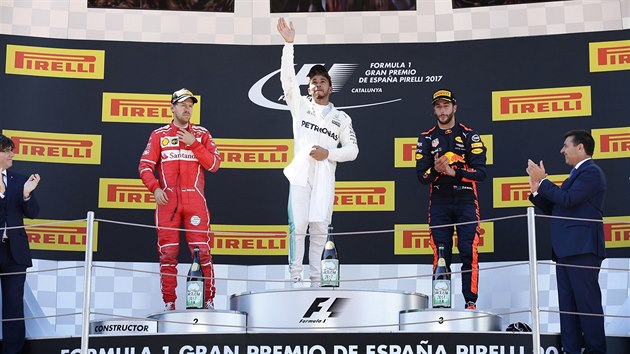 VTZ. Lewis Hamilton slav triumf ve Velk cen panlska formule 1 v Barcelon ped druhm Sebastianem Vettelem (vlevo) a tetm Danielem Ricciardem.