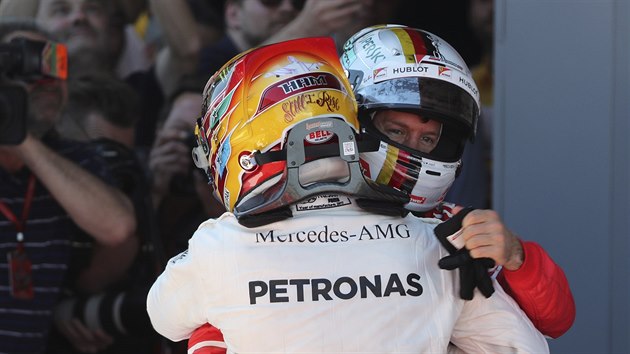 Lewis Hamilton (v blm) pijm gratulaci od Sebastiana Vettela po Velk cen panlska.