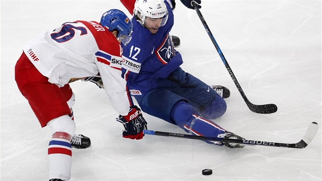 Michal Birner (vlevo dole) s Janem Ruttou v souboji o puk s francouzským hokejistou Valentinem Claireauxem