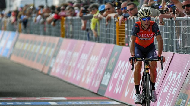 NIC MOC. Vincenzo Nibali dojd do cle devt etap na ptm mst. Na vtznho Naira Quintanu ztratil rovnou minutu.