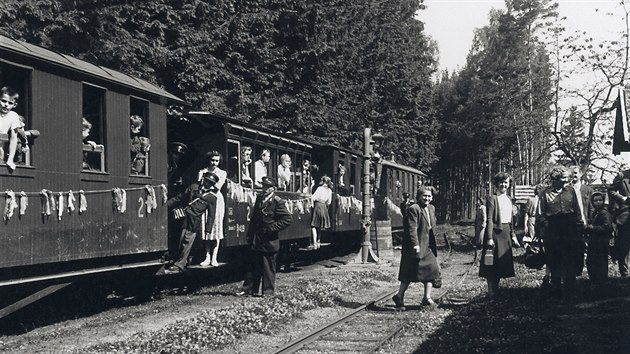 Cestovn po zkch kolejch mezi Jindichovm Hradcem a Obratan m u dlouhou tradici.