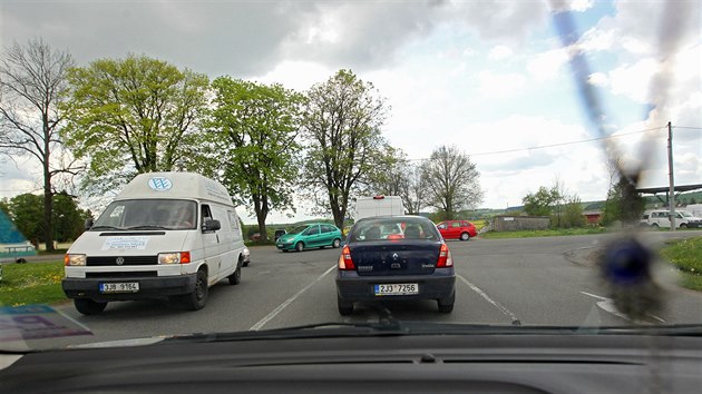 Na kiovatce Rantovsk a ikovy ulice na okraji Jihlavy jsou dlouh kolony na dennm podku. Zpodn tu nabraj i autobusy MHD. Msto m v plnu j upravit a osadit ji semafory.