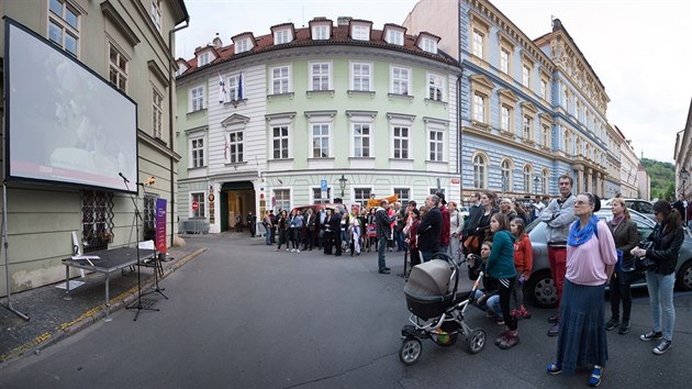 Nkolik destek lid se selo, aby protestovalo proti norsk sociln slub (15. kvtna 2017)