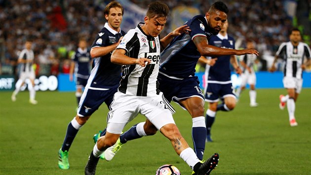 Paulo Dybala z Juventusu unik fotbalistm Lazia ve finle Italskho pohru.