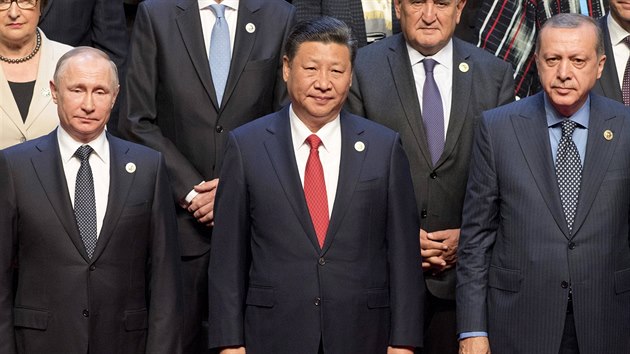 Setkn t prezident na summitu o nov Hedvbn stezce v Pekingu. Zleva rusk prezident Vladimr Putin, nsk prezident Si in-pching a zcela vpravo hlava tureckho sttu Recep Erdogan. (14.5.2017)