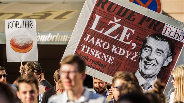 Demonstrace proti Andreji Babiovi a Miloi Zemanovi v Hradci Krlov. (17.5.2017)