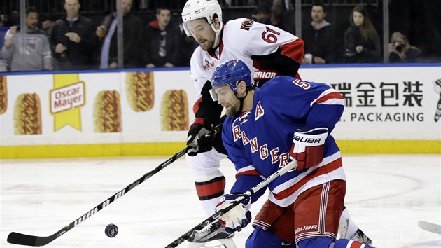 Dan Girardi z New York Rangers se ocitl na kolenou v souboji s Markem Stonem z Ottawy.