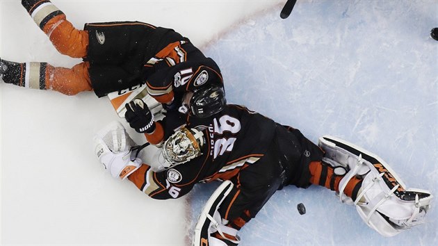 Anaheimsk brank John Gibson a tonk Corey Perry pot, co jejich tm inkasoval rozhodujc gl v prvnm souboji s Nashvillem.