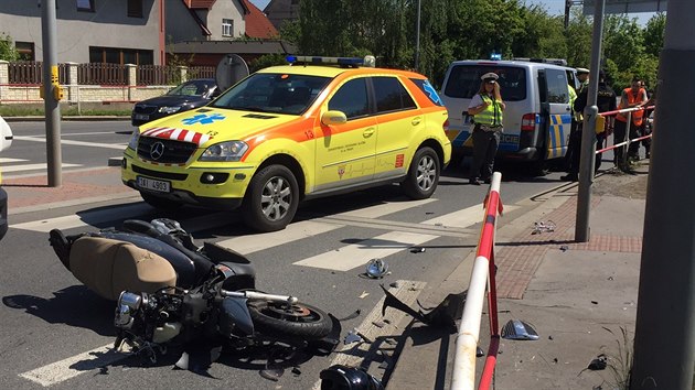 Nehoda motorke s nklakem omezila dopravu v Hloubtn (11.5.2017)