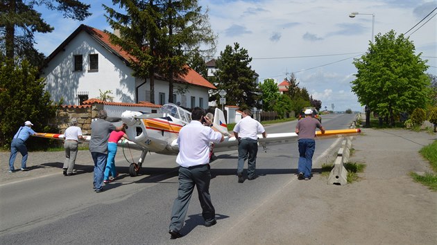 Pilot letadla nouzov pistl na poli, na letit museli stroj dotlait pes vesnici (15.5.2017).