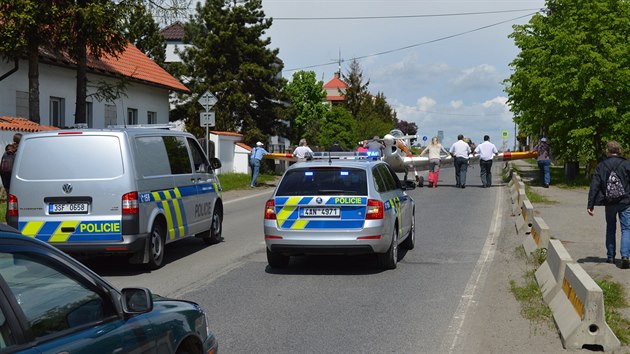 Pilot letadla nouzov pistl na poli, na letit museli stroj dotlait pes vesnici (15.5.2017).