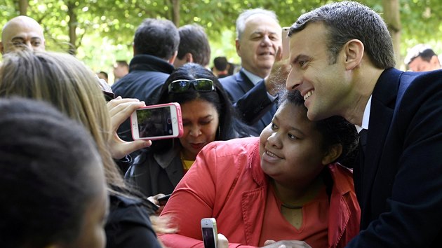 Nov zvolen francouzsk prezident Emmanuel Macron na oslavch vro zruen otroctv v Pai (10. kvtna 2017).