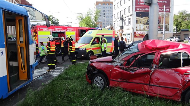 Hasii museli ve tvrtek 18. kvtna vyprostit kodu Fabii, jej idi se v centru Ostravy srazil s tramvaj.