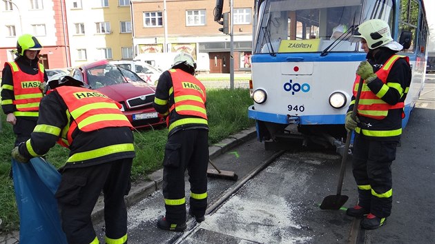 Hasii museli ve tvrtek 18. kvtna vyprostit kodu Fabii, jej idi se v centru Ostravy srazil s tramvaj.