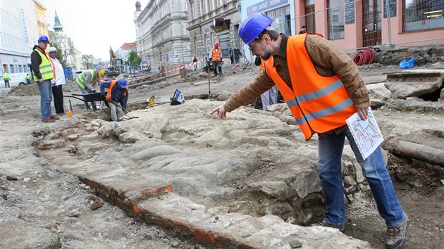 Vedouc archeologickho tmu Richard Zatloukal ukazuje na staveniti na olomouck td 1. mje odhalen zklady stedovk Hradsk brny v mstech, kde kdysi konilo stedovk msto.