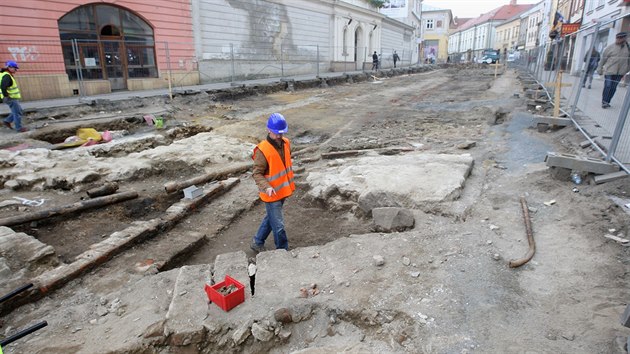 Vedouc archeologickho tmu Richard Zatloukal ukazuje na staveniti na olomouck td 1. mje odhalen zklady stedovk Hradsk brny v mstech, kde kdysi konilo stedovk msto.