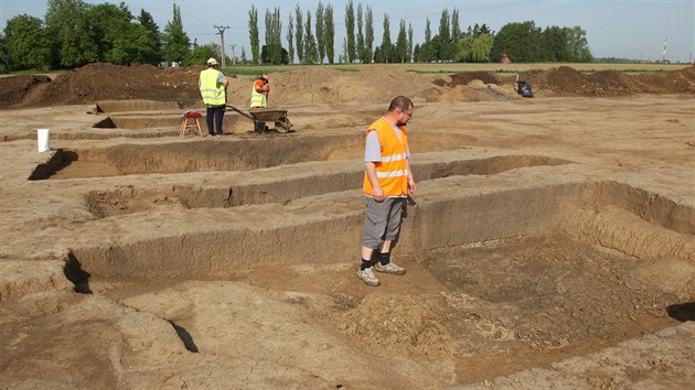 Na trase poslednho chybjcho seku dlnice D1 naplno pracuj archeologov. Narazili u mimo jin na destky dom z doby kamenn a bronzov. (17. kvtna 2017)