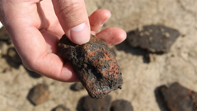 Na trase poslednho chybjcho seku dlnice D1 naplno pracuj archeologov. Narazili u mimo jin na stepy z obdob ranho stedovku nebo z doby latnsk. (17. kvtna 2017)