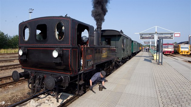 Domovskou stanicí lokomotivy je Turnov, odkud jezdí parní vlaky hlavn do...