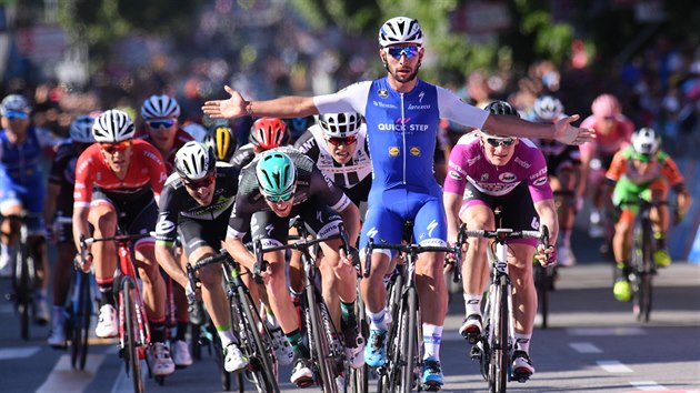 Kolumbijsk cyklista Fernando Gaviria se raduje z vtzstv v pt etap Gira.