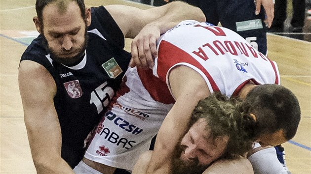 Dnt basketbalist Jakub Houka (vlevo) a Robert Landa se petlauj o m s pardubickm Duanem Pandulou.