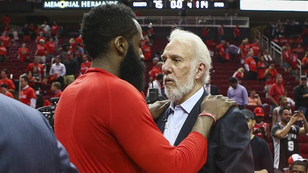 James Harden z Houstonu blahopeje k postupu Greggu Popovichovi, trenru San Antonia.