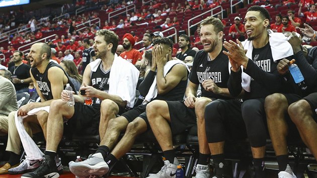 Lavika San Antonia si uv zpas s Houstonem. Zleva Manu Ginbili, Pau Gasol, Patty Mills, David Lee a Danny Green.