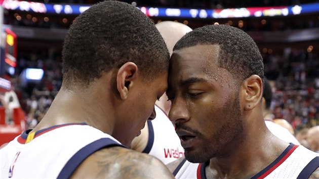 Washingtont tahouni Bradley Beal (vlevo) a John Wall slav vhru nad Bostonem.