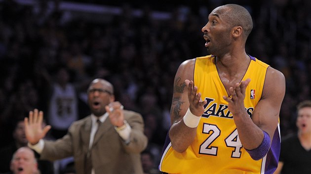 Kobe Bryant z LA Lakers i jeho trenr Mike Brown se div.